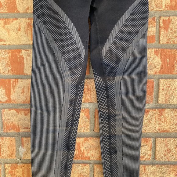 Women's Fabletic's Ultra Fit Compact Black & Gray Leggings (S/M/L) - Picture 2 of 2